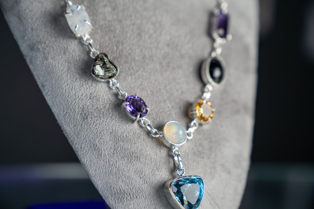 Collar Universo de Gemas