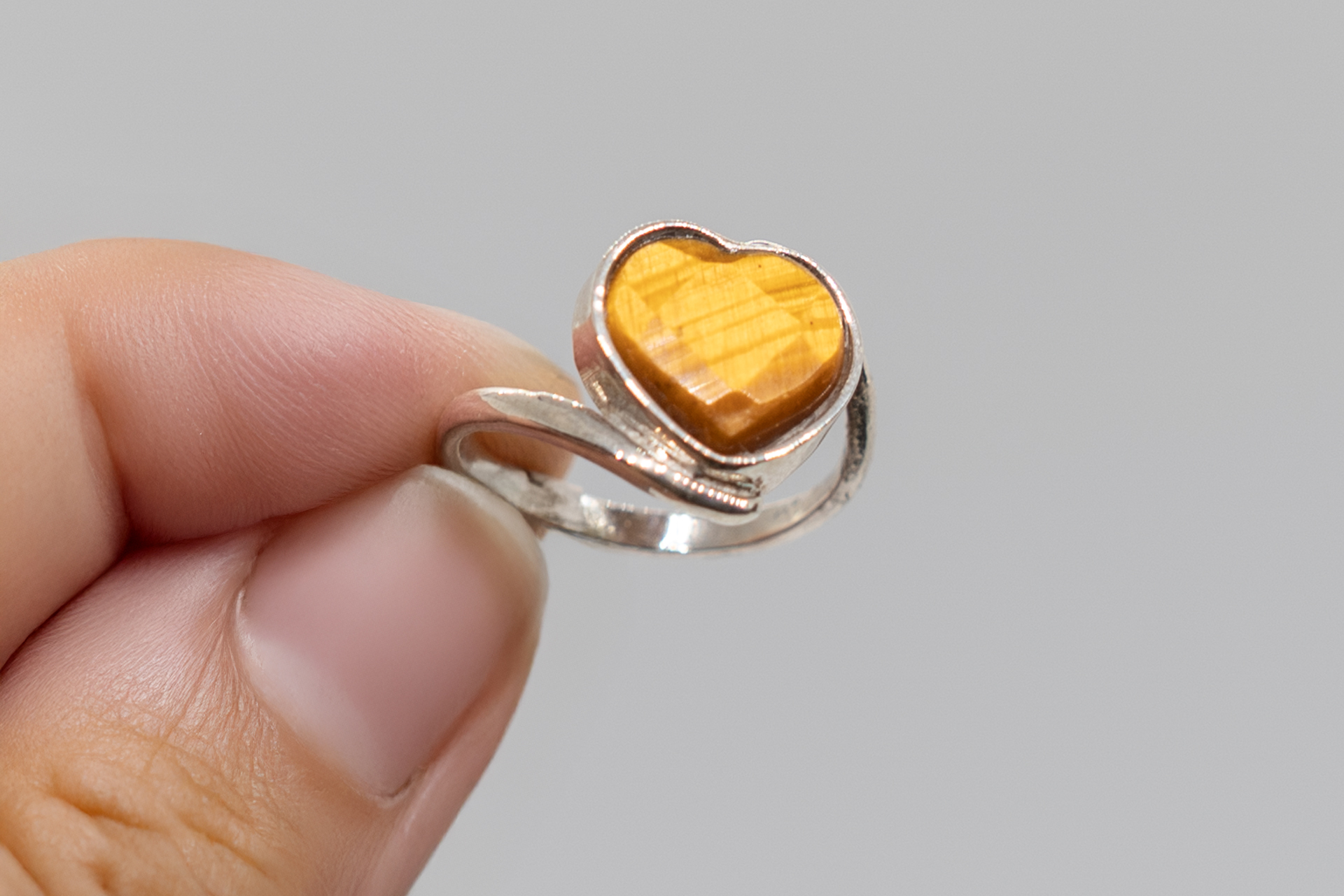 Anillo corazón de ojo de tigre en plata - Imagen 3