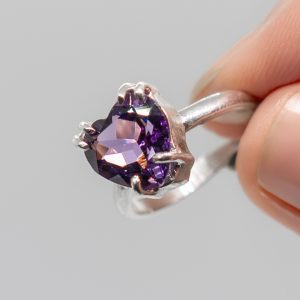 Anillo de corazón facetado amatista en plata