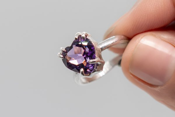 Anillo de corazón facetado amatista en plata