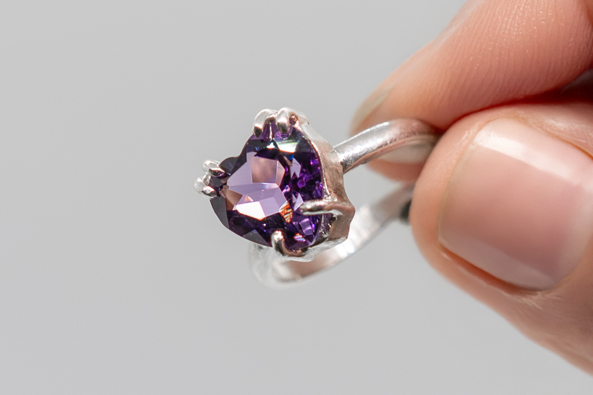 Anillo de corazón facetado amatista en plata