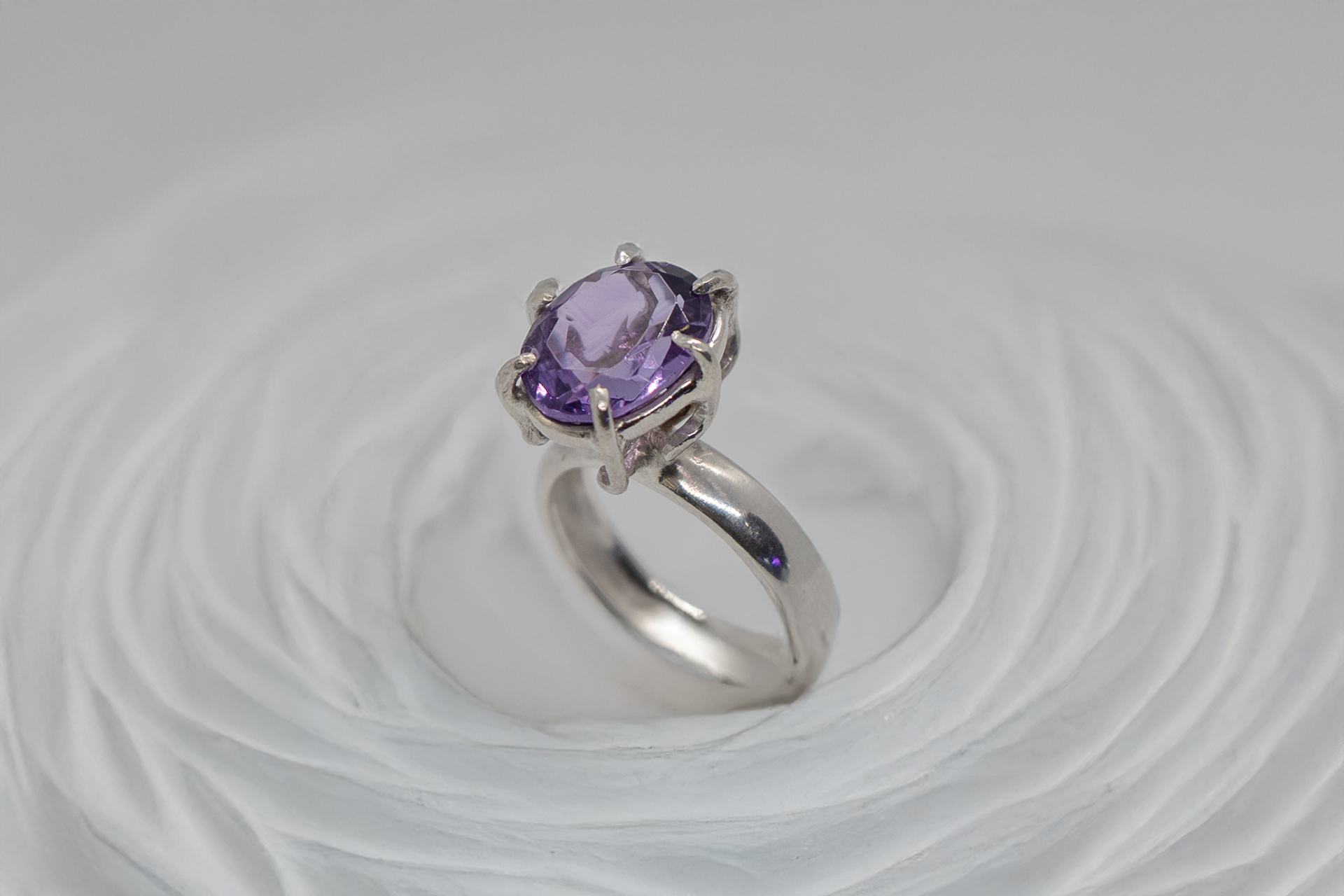 Anillo de amatista facetada en plata - Imagen 2