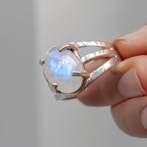 Anillo de piedra luna en plata