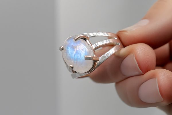Anillo de piedra luna en plata