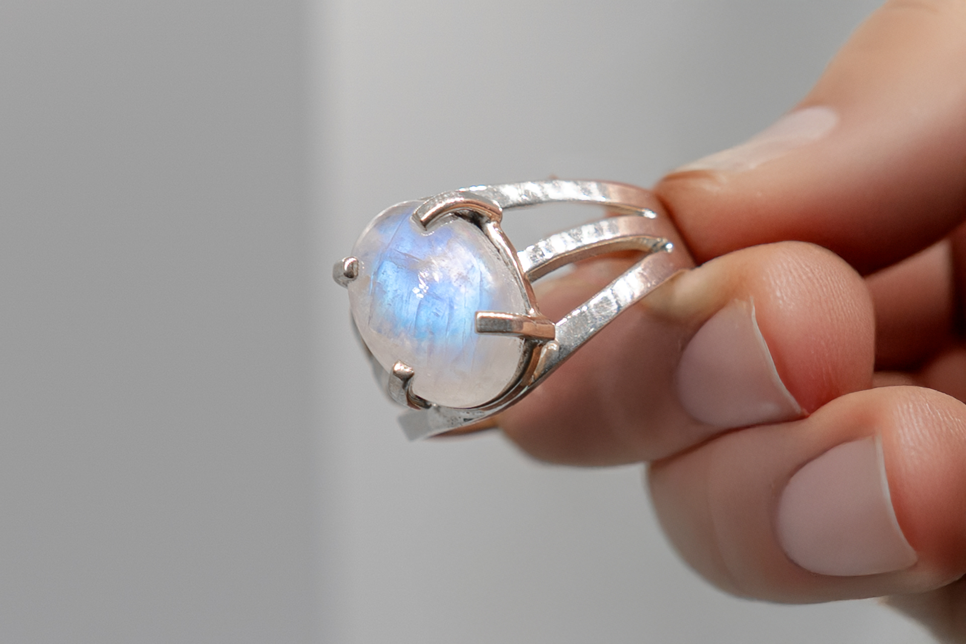 Anillo de piedra luna en plata
