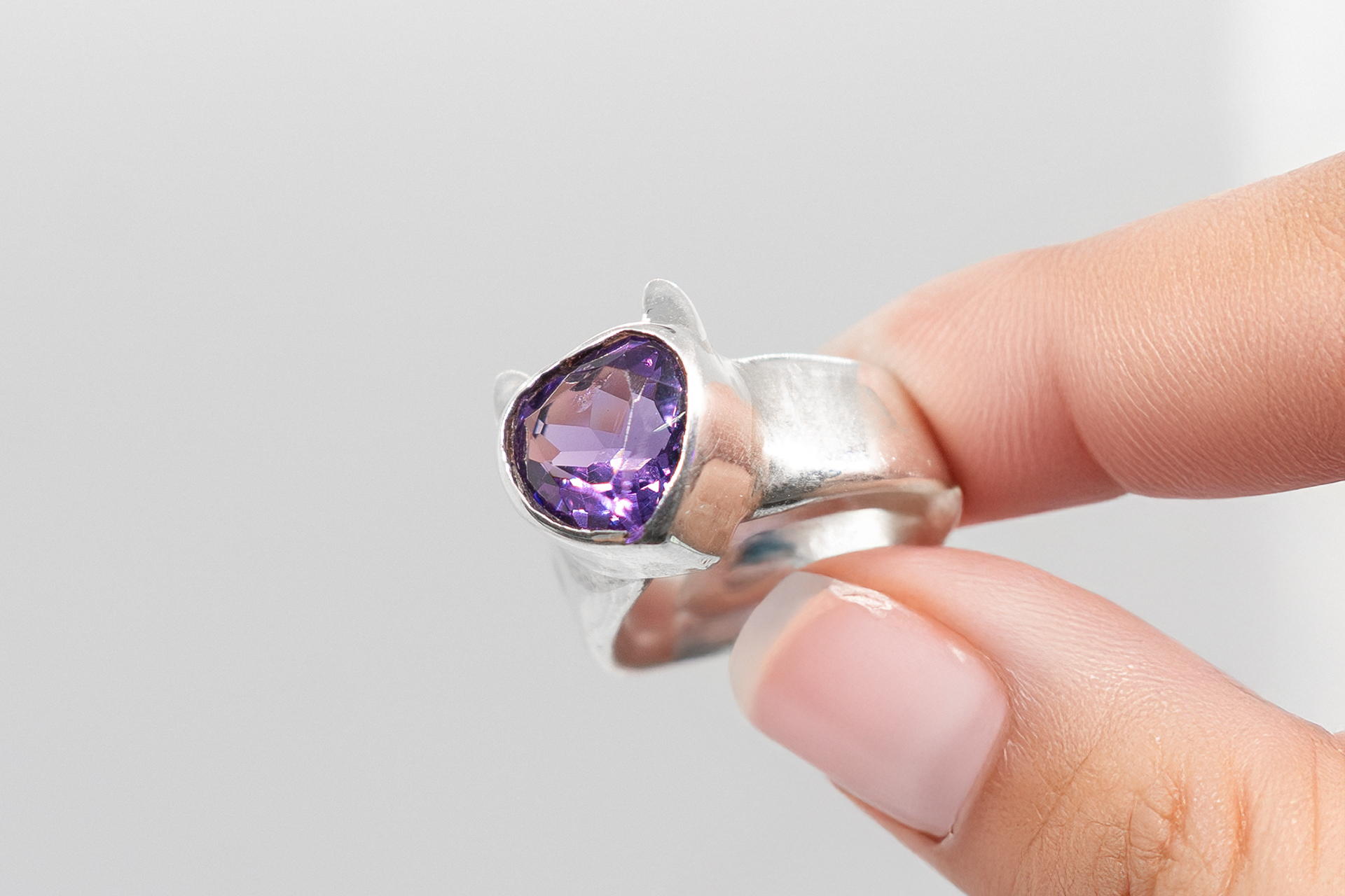 Anillo corazón de amatista con cuernitos plata