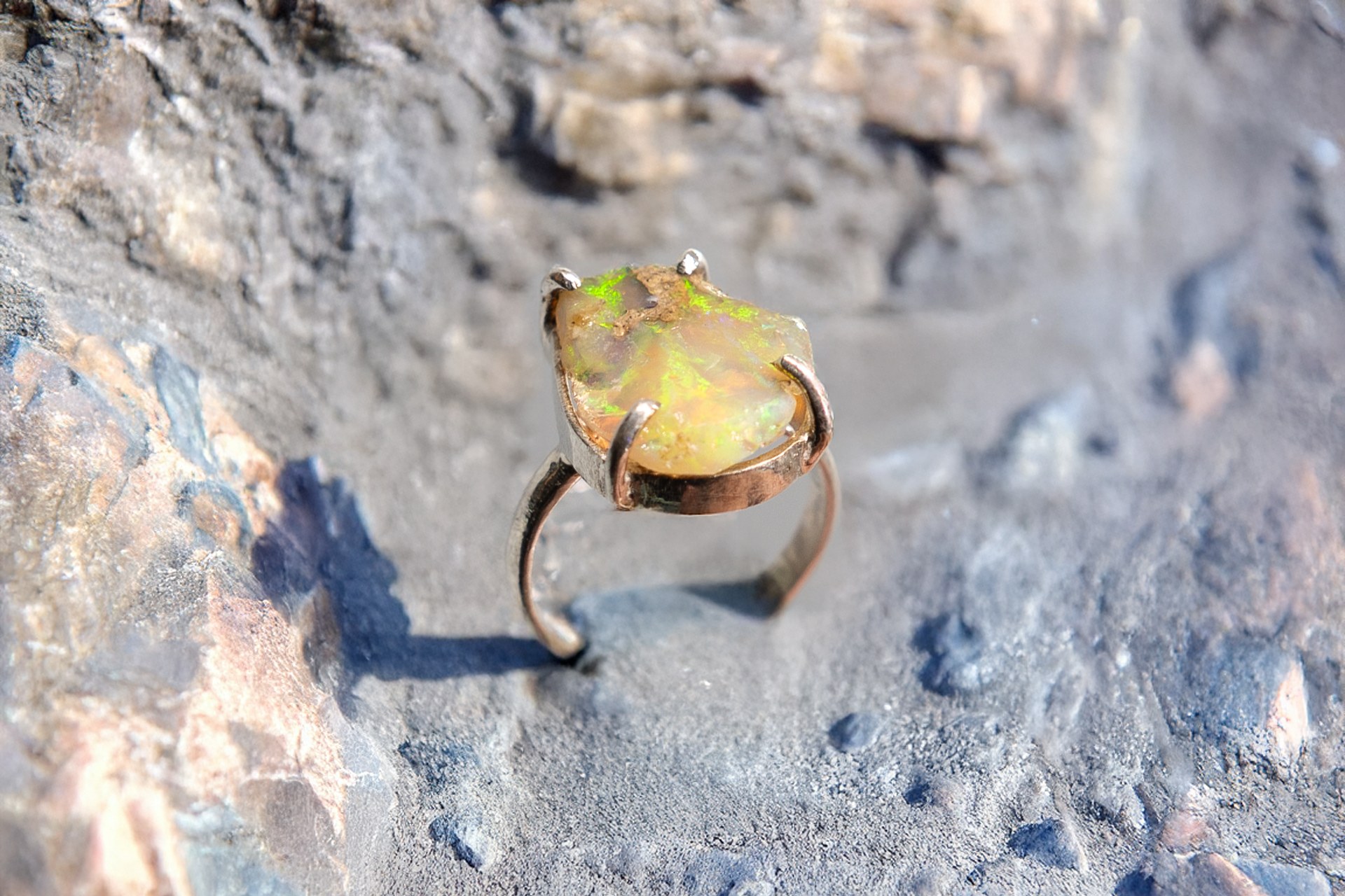 Anillo de Opalo rústico en plata