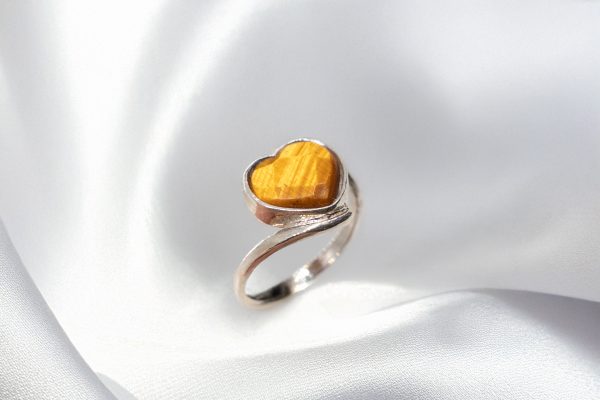 Anillo corazón de ojo de tigre en plata