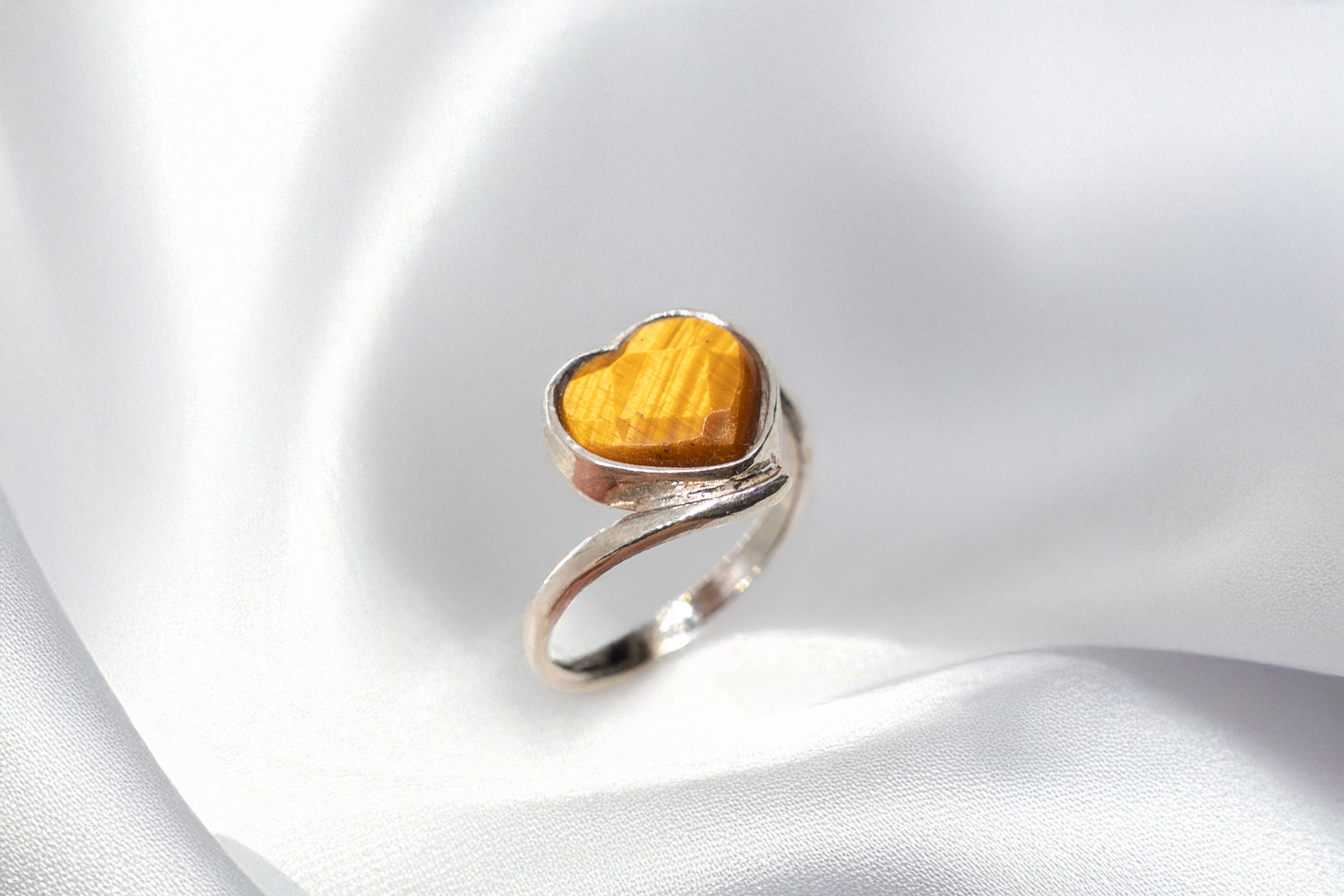 Anillo corazón de ojo de tigre en plata
