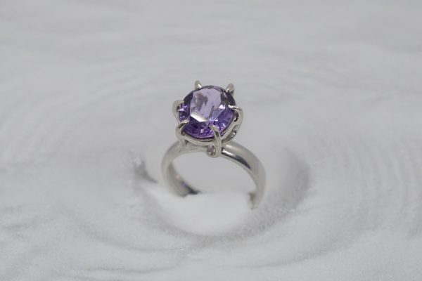 Anillo de amatista facetada en plata - Imagen 4