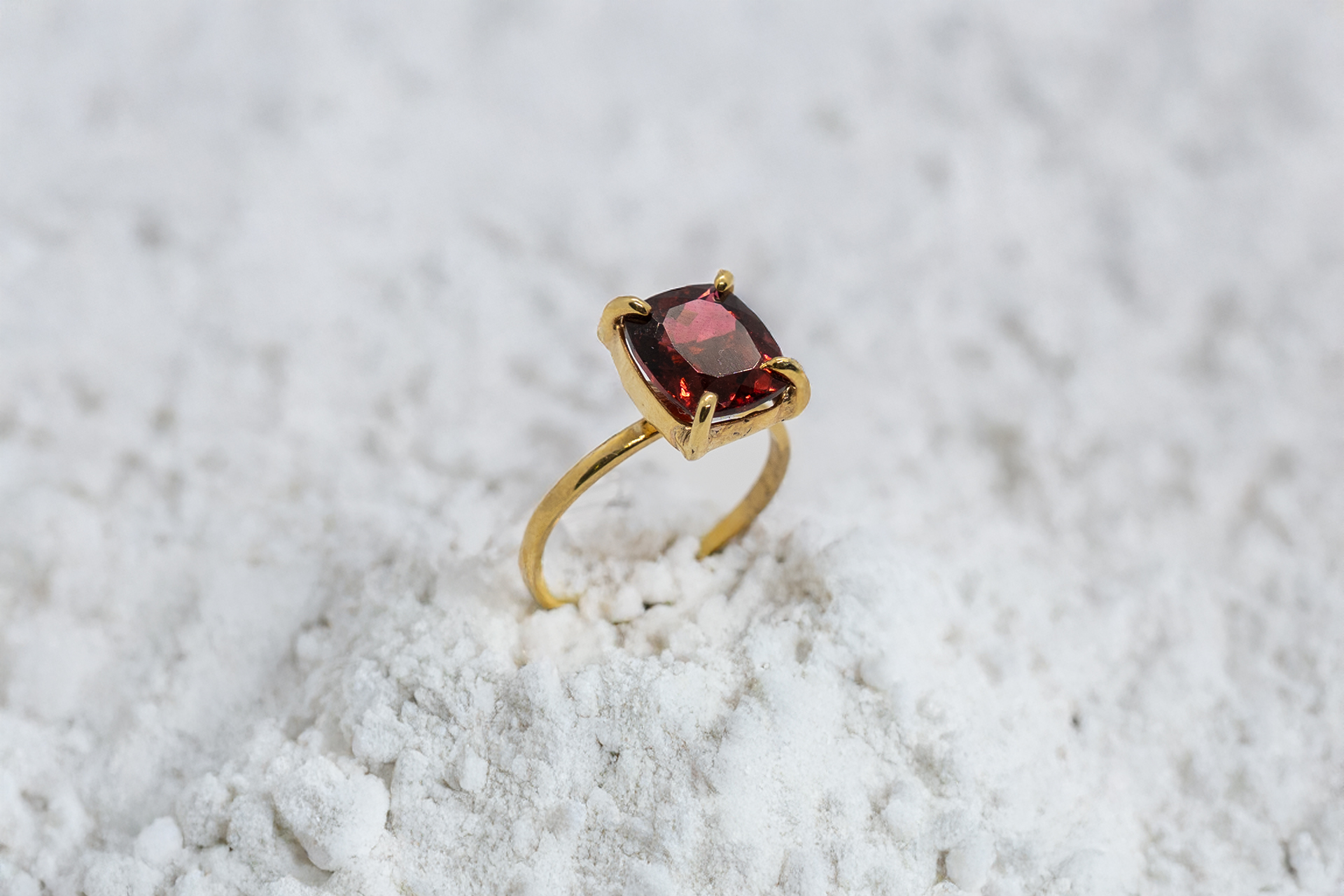 Anillo Turmalina roja en oro 10k