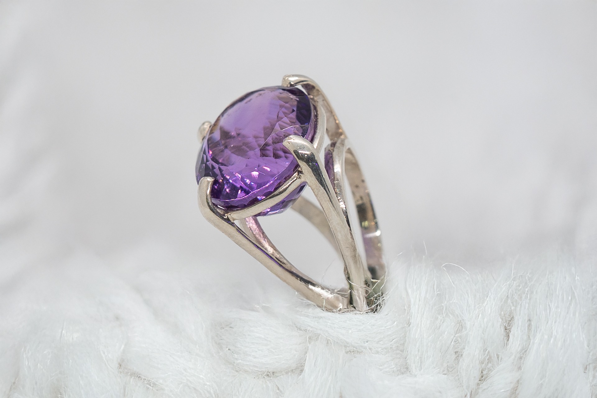 Anillo grande de amatista facetada en plata - Imagen 3
