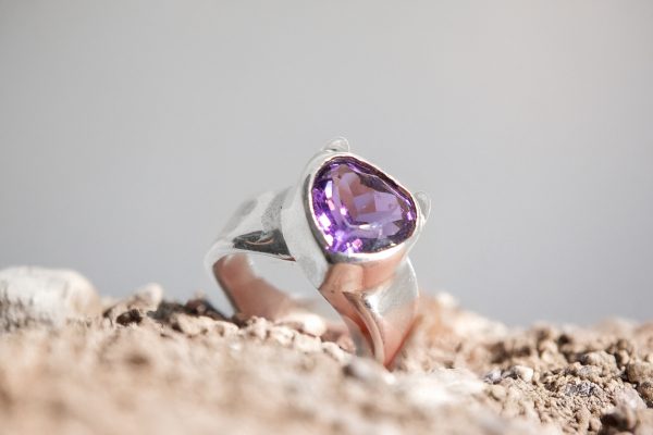 Anillo corazón de amatista con cuernitos plata - Imagen 5