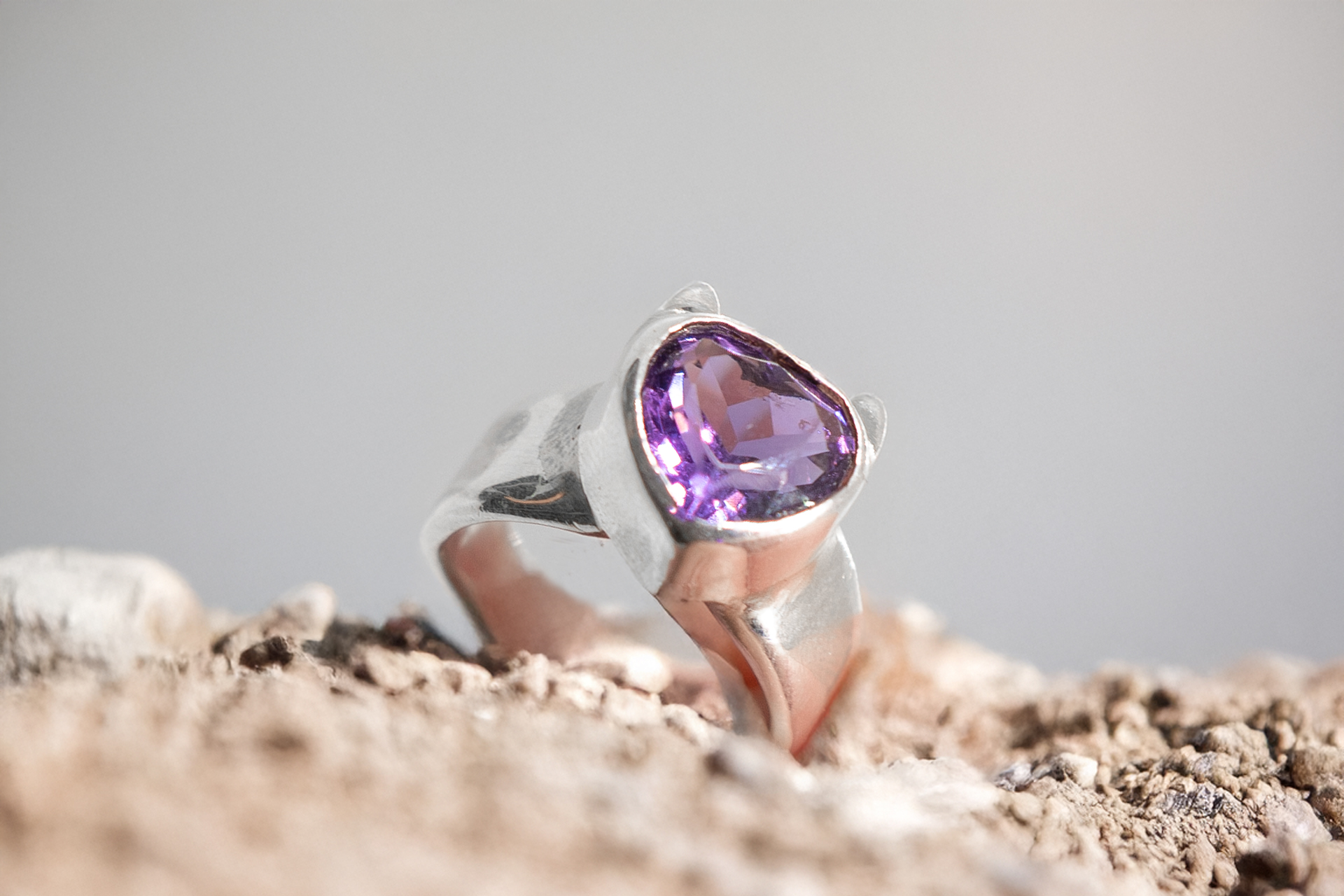 Anillo corazón de amatista con cuernitos plata - Imagen 5
