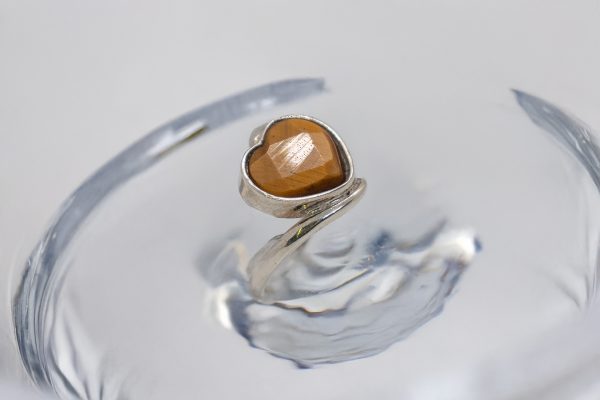 Anillo corazón de ojo de tigre en plata - Imagen 2