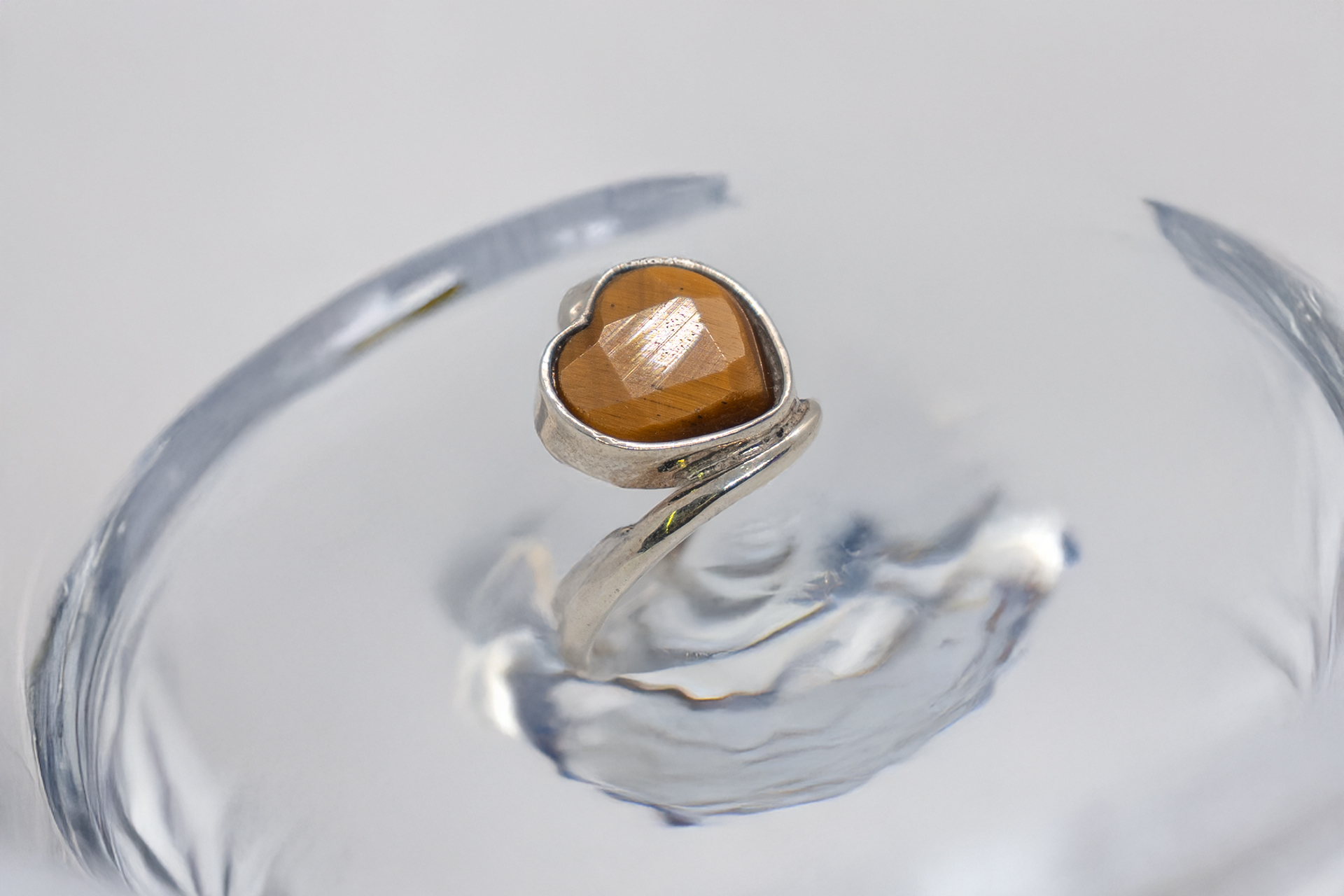 Anillo corazón de ojo de tigre en plata - Imagen 2