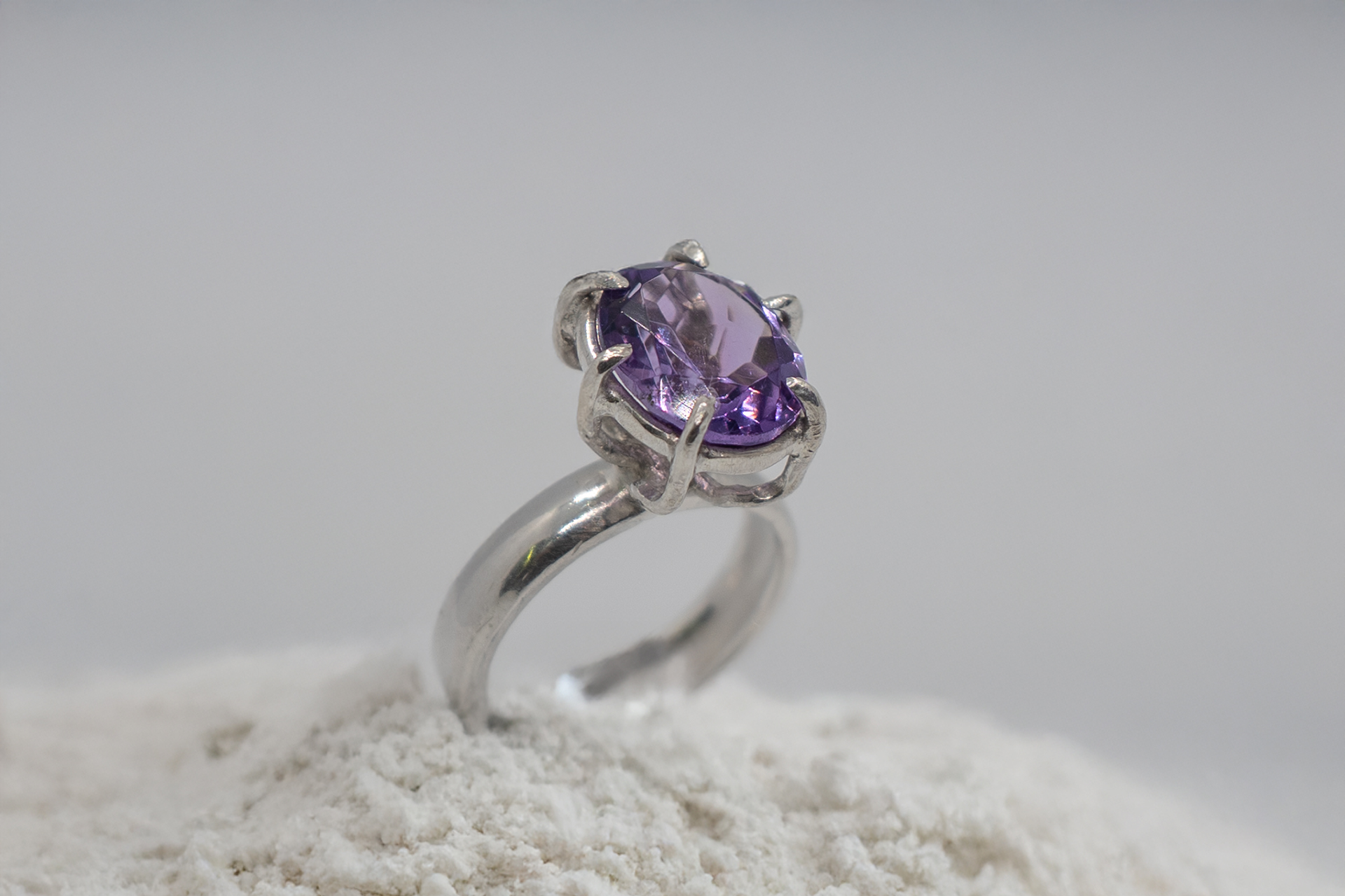 Anillo de amatista facetada en plata - Imagen 3