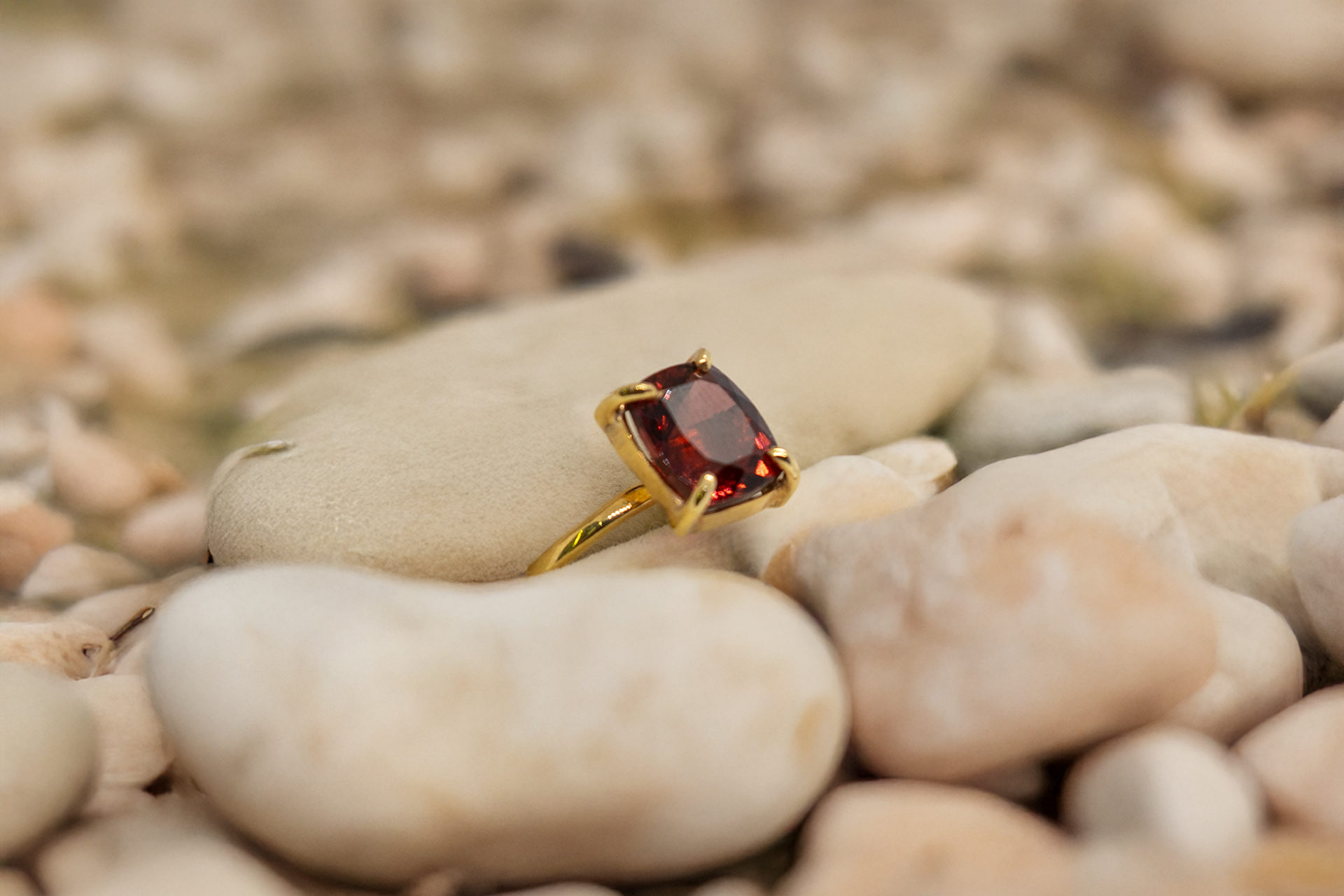 Anillo Turmalina roja en oro 10k - Imagen 2