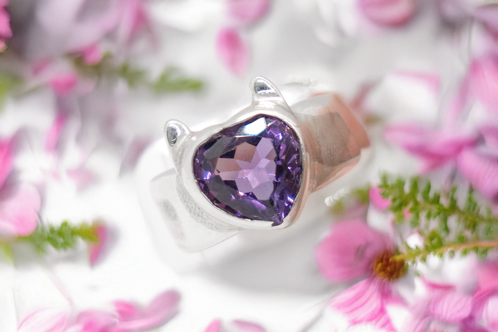 Anillo corazón de amatista con cuernitos plata - Imagen 3
