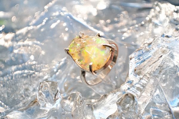 Anillo de Opalo rústico en plata - Imagen 2