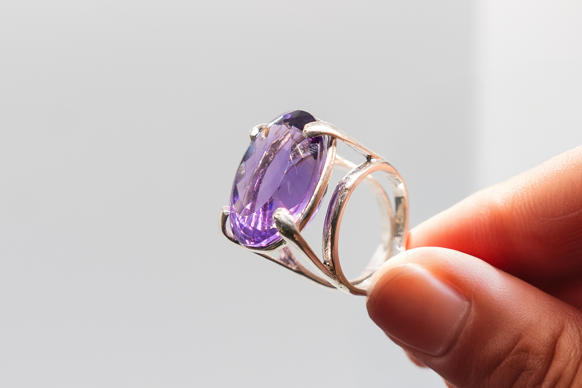 Anillo grande de amatista facetada en plata - Imagen 2