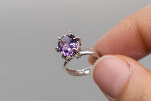 Anillo de amatista facetada en plata