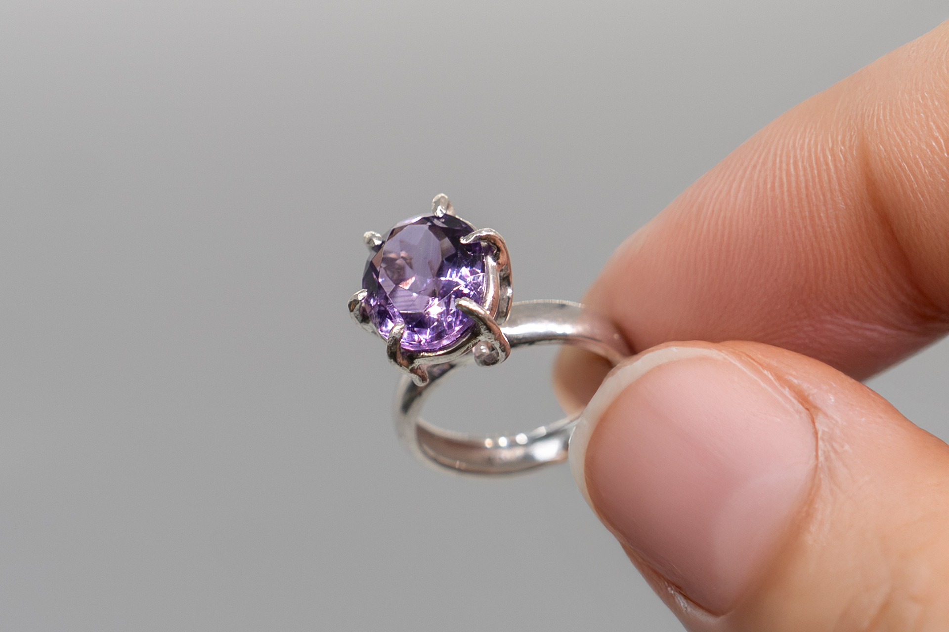 Anillo de amatista facetada en plata