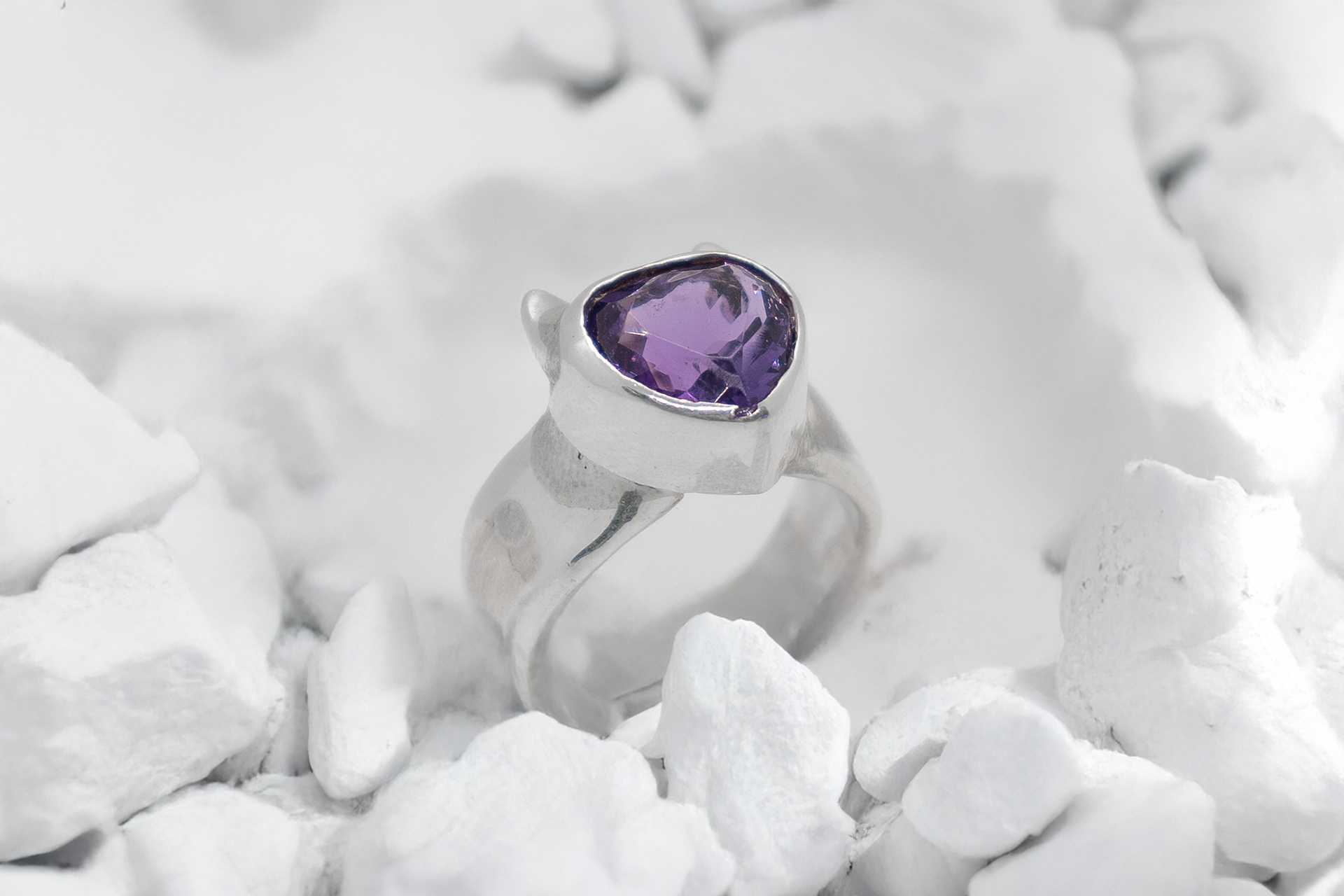 Anillo corazón de amatista con cuernitos plata - Imagen 6