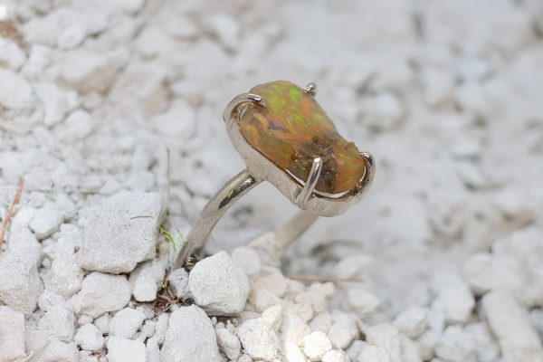 Anillo de Opalo rústico en plata - Imagen 3