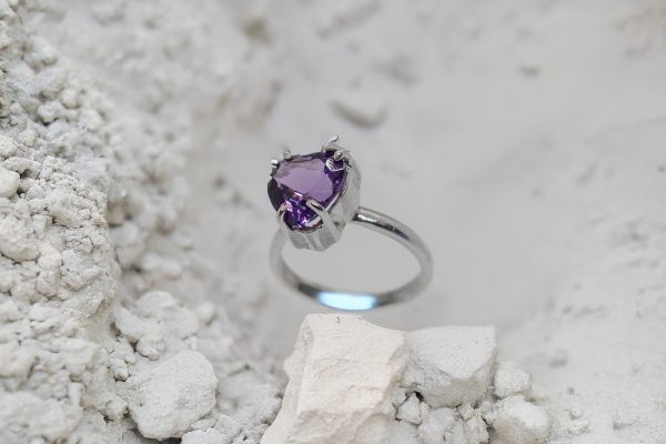 Anillo de corazón facetado amatista en plata - Imagen 3