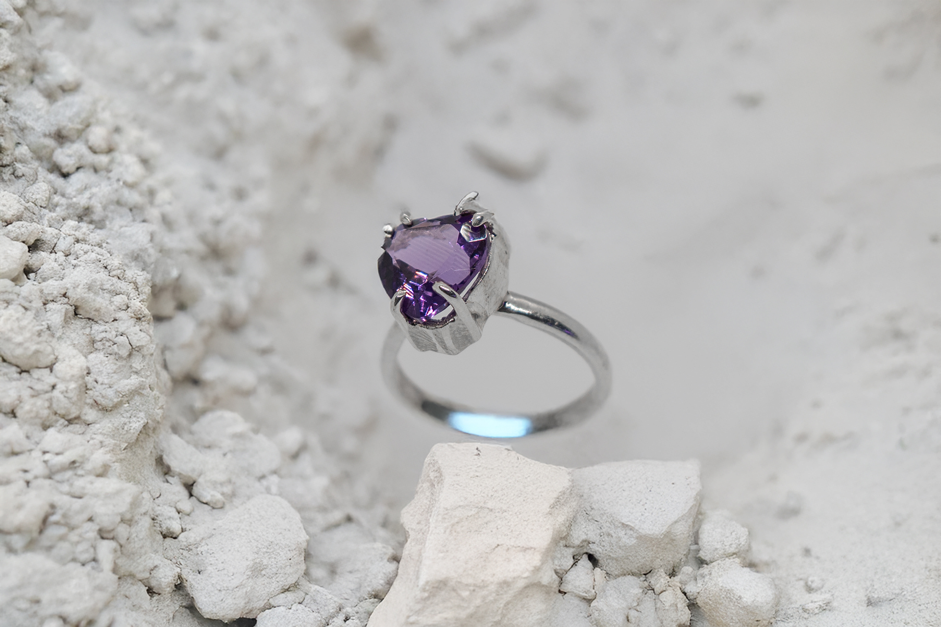 Anillo de corazón facetado amatista en plata - Imagen 3