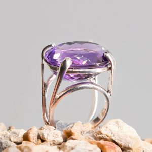 Anillo grande de amatista facetada en plata