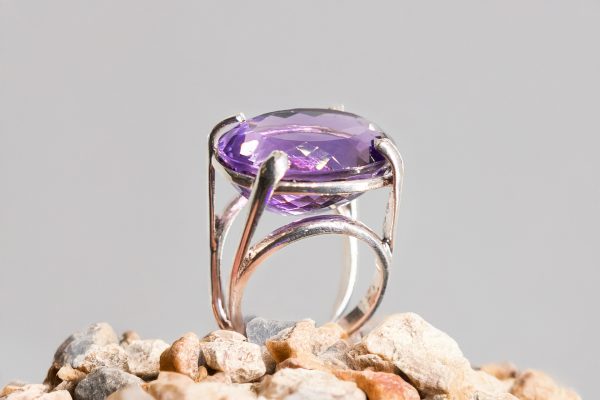 Anillo grande de amatista facetada en plata