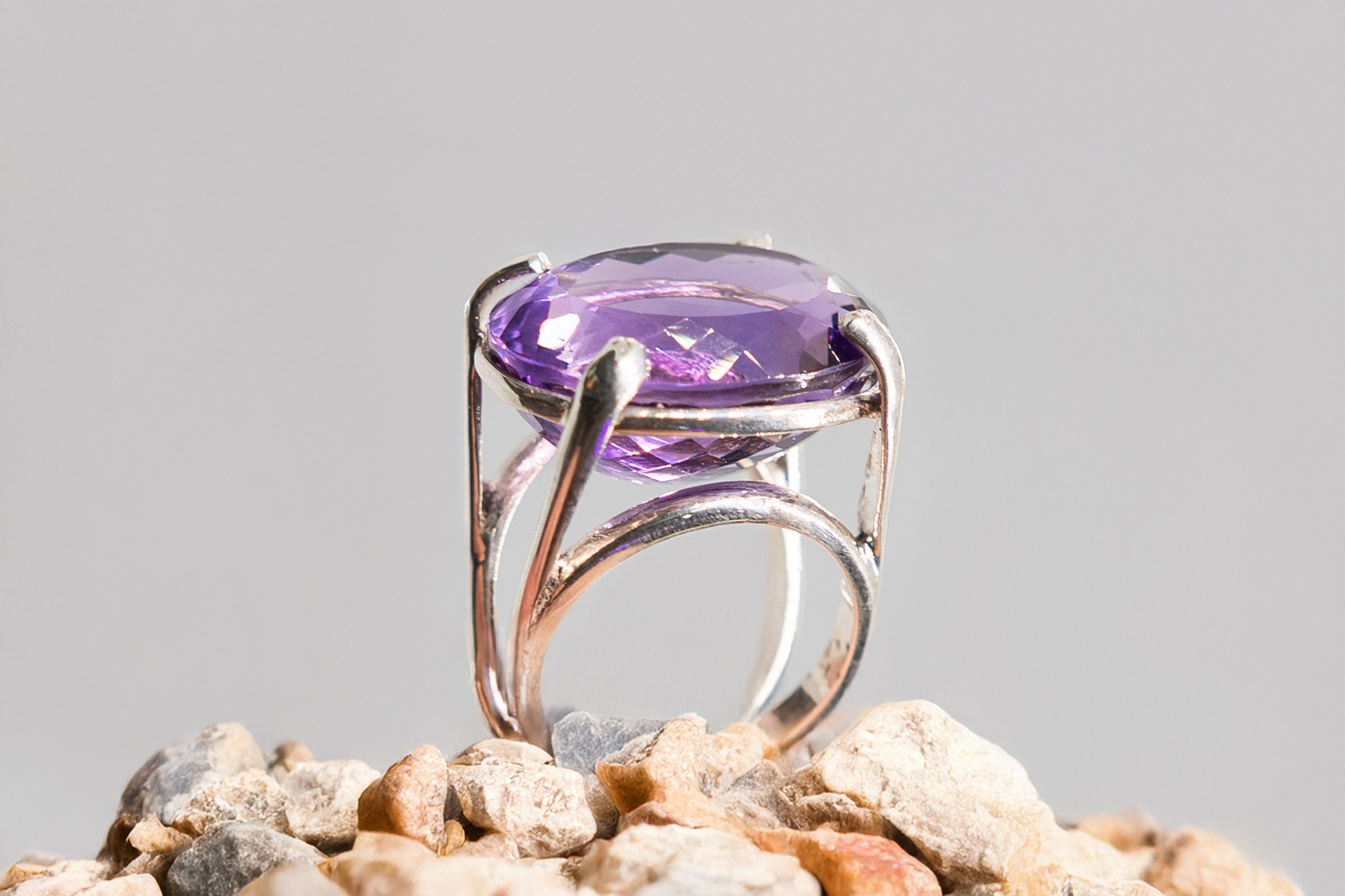 Anillo grande de amatista facetada en plata