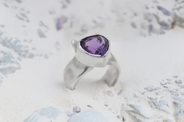 Anillo corazón de amatista con cuernitos plata - Imagen 4