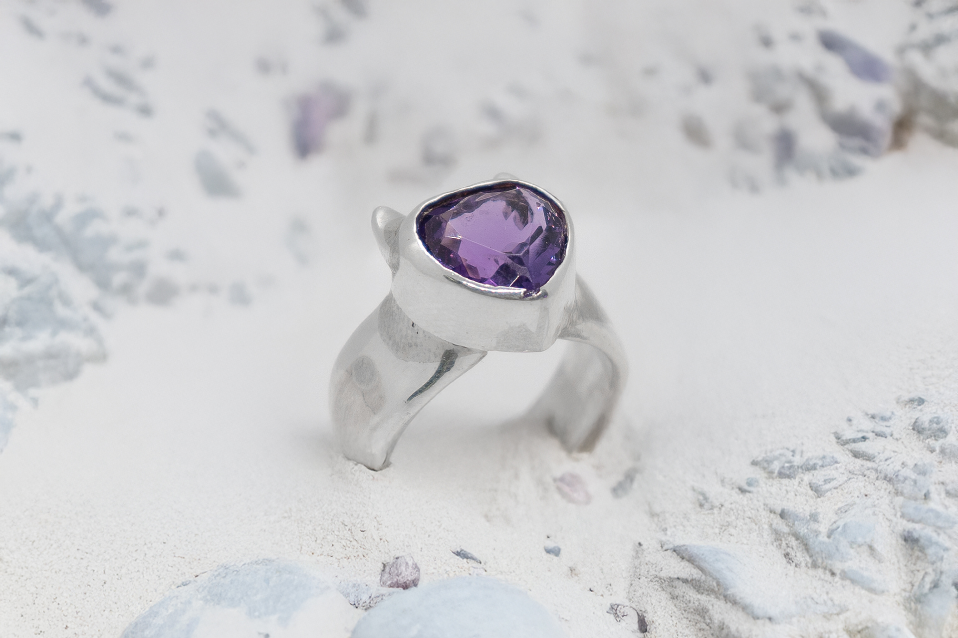 Anillo corazón de amatista con cuernitos plata - Imagen 4