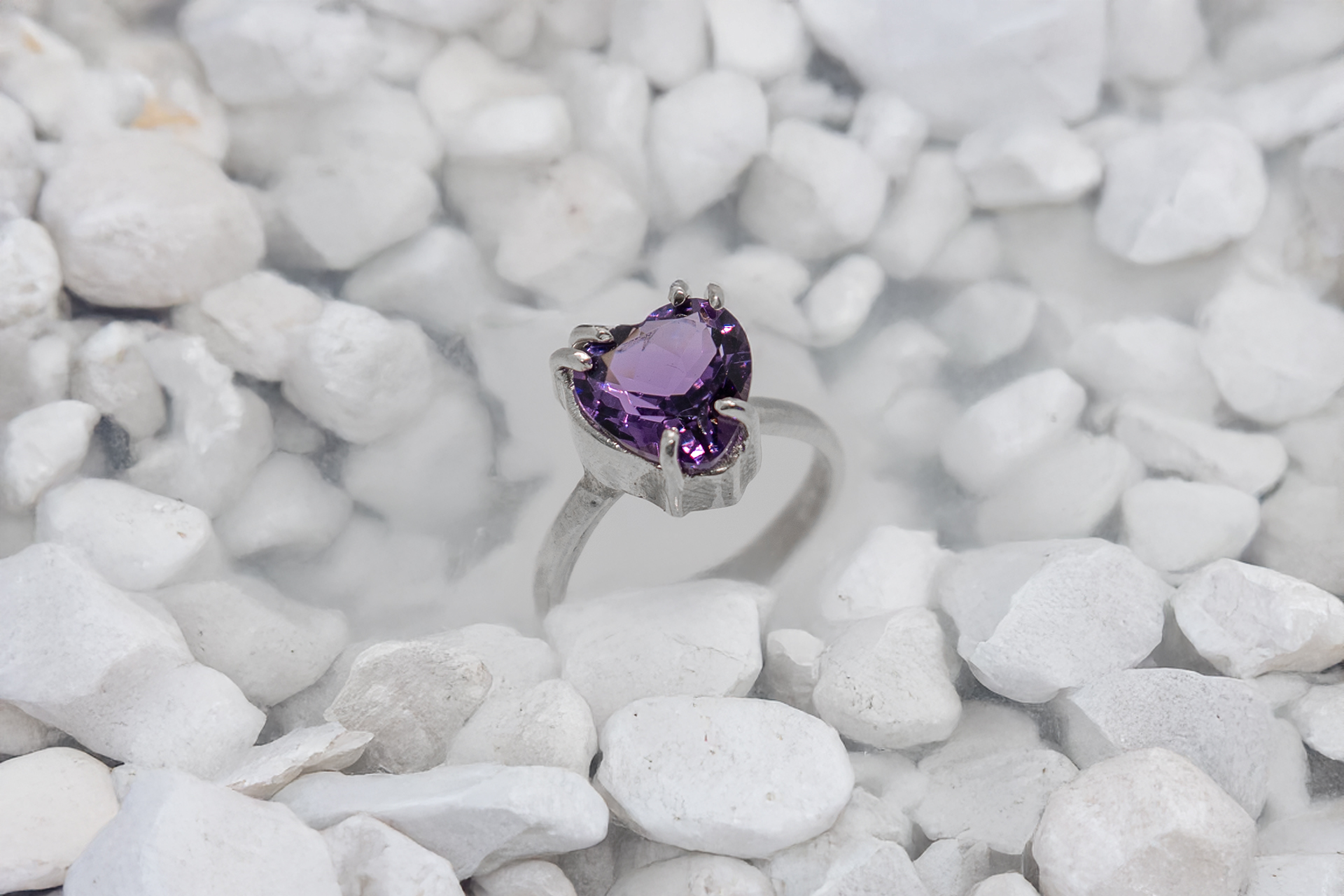 Anillo de corazón facetado amatista en plata - Imagen 4